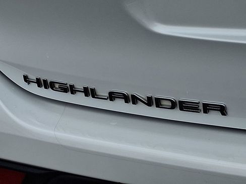 Used 2022 Toyota Highlander XLE AWD/4WD image 31