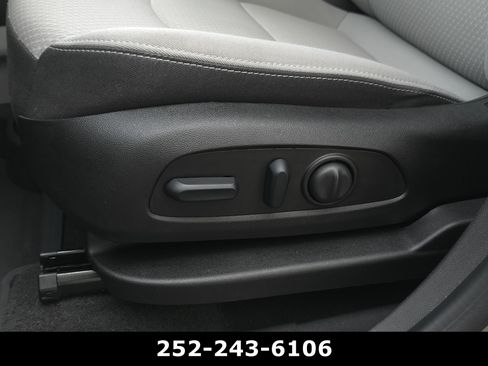 Used 2024 GMC Terrain SLE w/ Driver Convenience Package FWD image 11