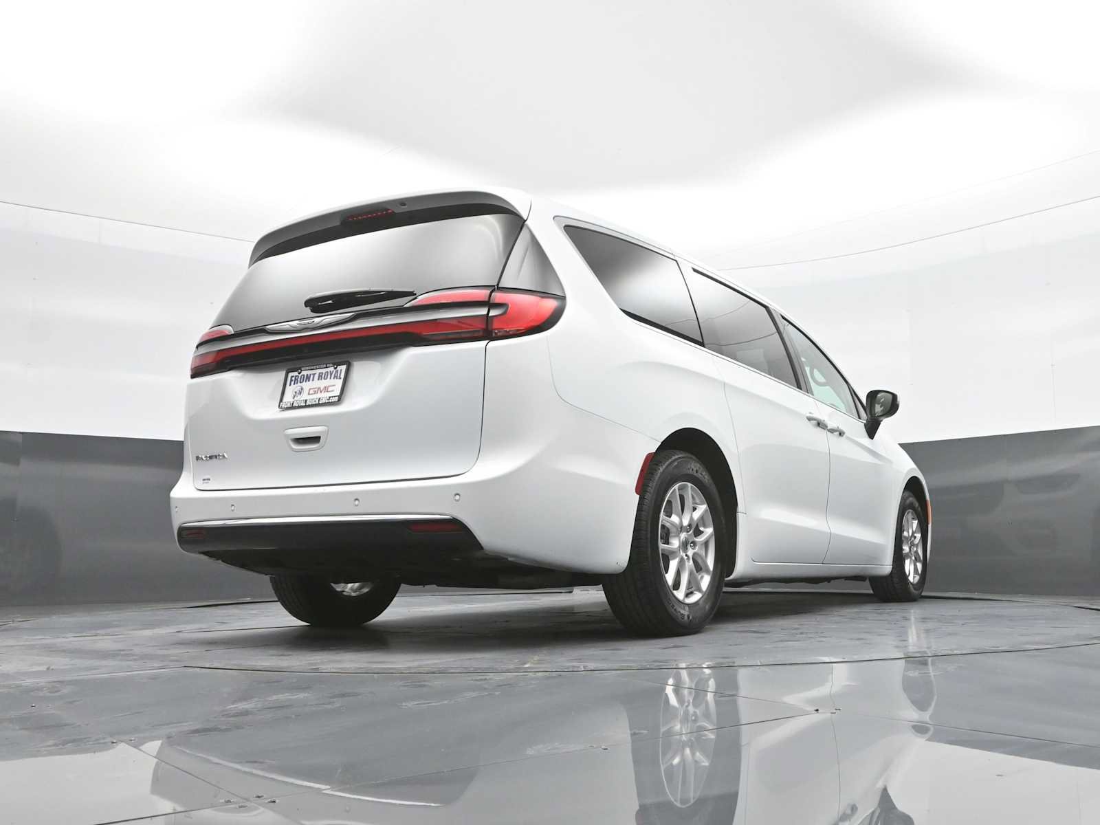 Used 2023 Chrysler Pacifica Touring-L FWD image 38