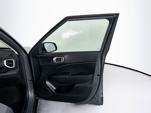 Used 2025 Hyundai Venue SEL image 31