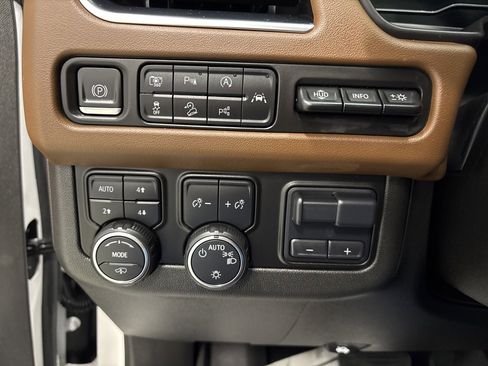 Used 2023 Chevrolet Suburban High Country w/ Advanced Technology Package image 27