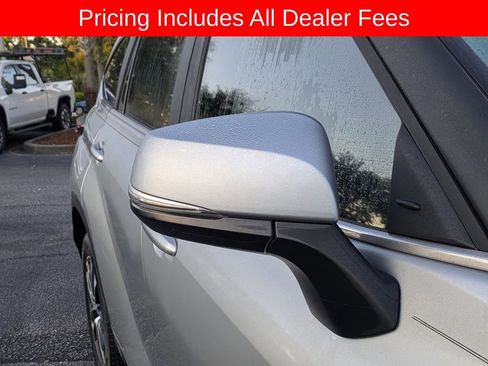 Used 2023 Toyota Highlander XLE FWD image 13