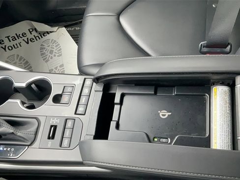 Used 2020 Toyota Highlander XLE image 24