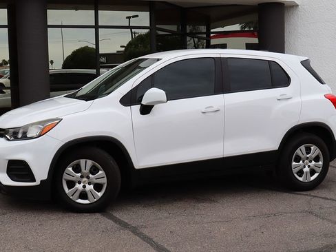 Used 2018 Chevrolet Trax LS w/ LPO, Cargo Package FWD image 4