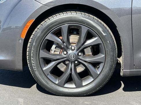 Used 2020 Chrysler Pacifica Limited w/ Advanced Safetytec Group FWD image 8