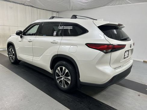Used 2021 Toyota Highlander XLE AWD/4WD image 7