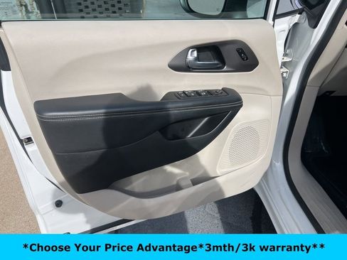 Certified 2023 Chrysler Pacifica Touring-L image 36