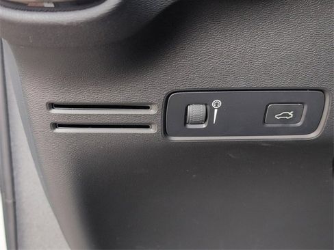 Used 2022 Volvo XC40 P8 Recharge Plus image 30