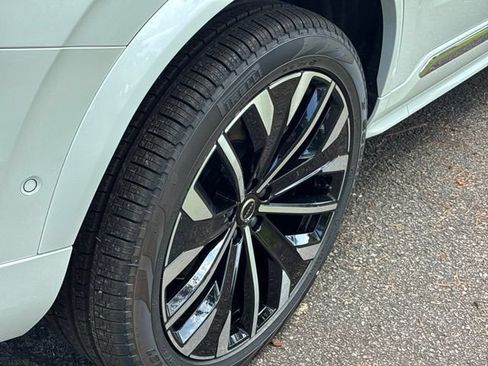 New 2026 Volvo XC90 T8 Plus w/ Protection Package Premier AWD/4WD image 15
