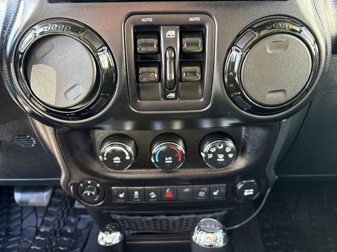 Used 2017 Jeep Wrangler Unlimited Sahara image 17