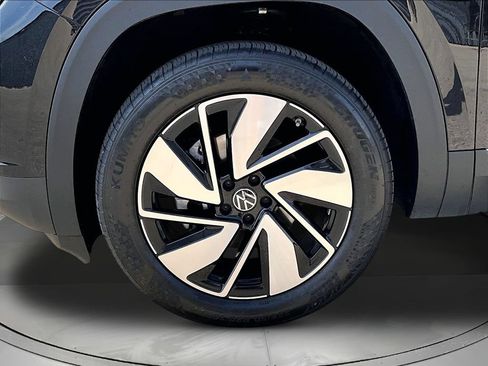 Used 2025 Volkswagen Atlas SEL AWD/4WD image 37