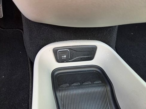 Used 2024 Chrysler Pacifica Touring-L FWD image 29