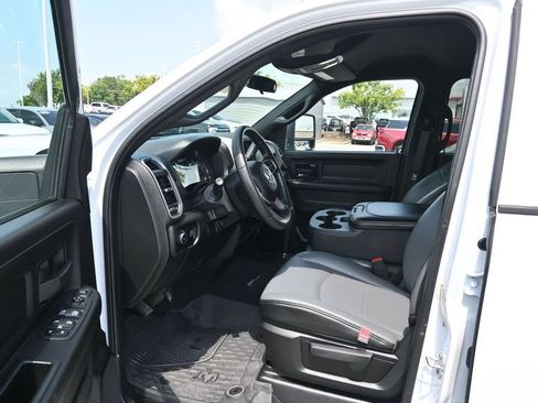 Used 2024 RAM 3500 Tradesman w/ Chrome Appearance Group AWD/4WD image 6