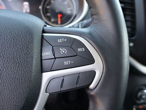Used 2016 Jeep Cherokee Trailhawk w/ Cold Weather Group AWD/4WD image 17