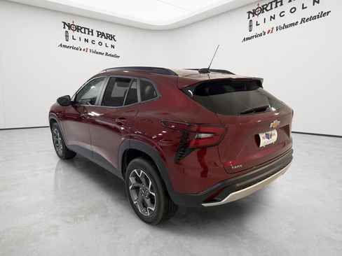 Used 2025 Chevrolet Trax LT w/ Driver Confidence Package FWD image 3