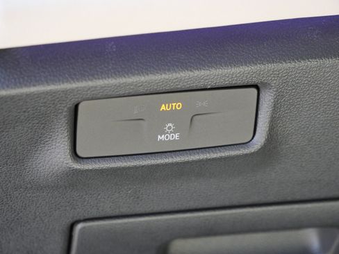 Certified 2025 Volkswagen Tiguan SE AWD/4WD image 21