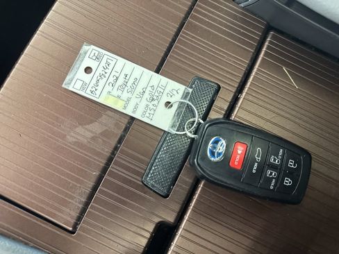 Used 2021 Toyota Sienna XLE FWD image 39