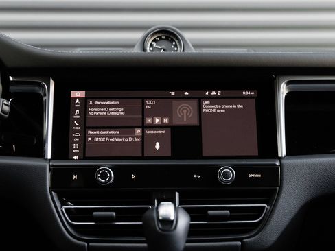 Certified 2025 Porsche Macan AWD/4WD image 21