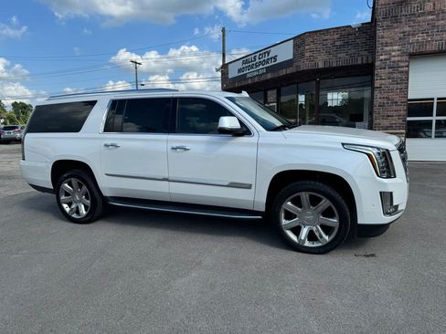 Used 2018 Cadillac Escalade ESV Luxury AWD/4WD image 19