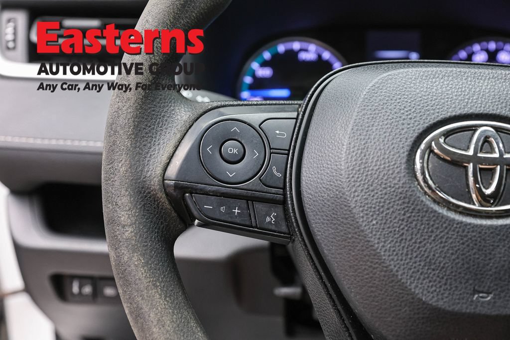 Used 2022 Toyota RAV4 LE AWD/4WD image 16