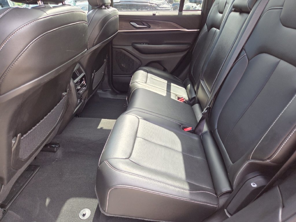 Used 2025 Jeep Grand Cherokee Limited w/ Luxury Tech Group II AWD/4WD image 23