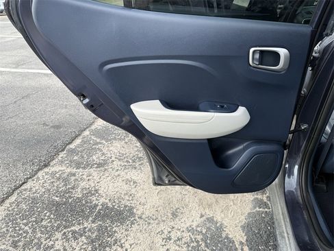 Used 2022 Hyundai Venue Limited image 22