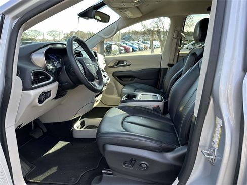Used 2024 Chrysler Pacifica Touring-L image 16