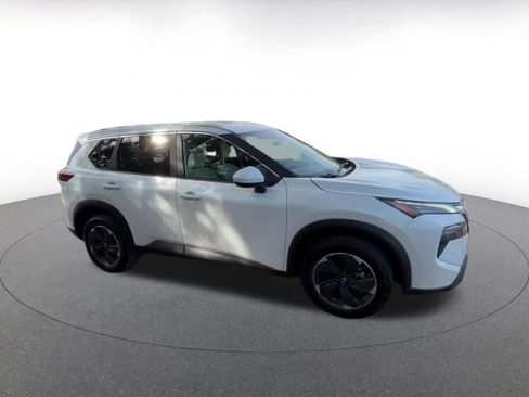 Used 2025 Nissan Rogue SV image 2