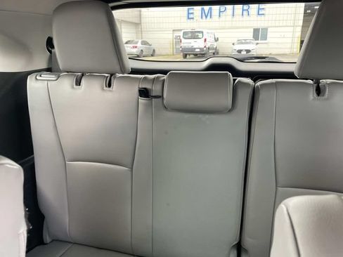 Used 2020 Toyota Highlander XLE AWD/4WD image 17