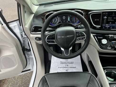 Used 2024 Chrysler Pacifica Limited FWD image 13