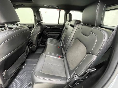 Used 2023 Jeep Grand Cherokee Altitude AWD/4WD image 9