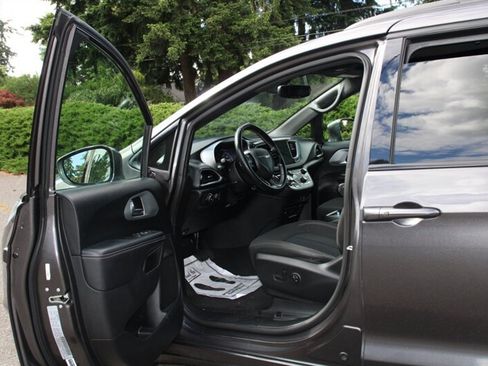 Used 2020 Chrysler Pacifica Touring w/ S Appearance Package FWD image 5