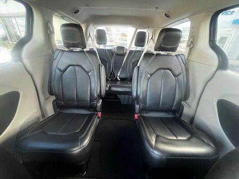 Used 2023 Chrysler Pacifica Touring-L FWD image 42