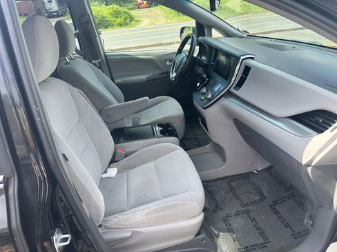 Used 2017 Toyota Sienna LE image 18