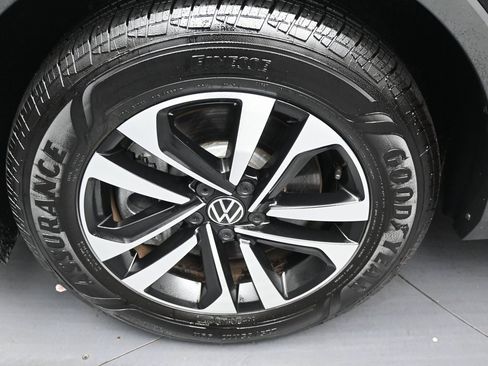 Used 2024 Volkswagen Tiguan S image 43
