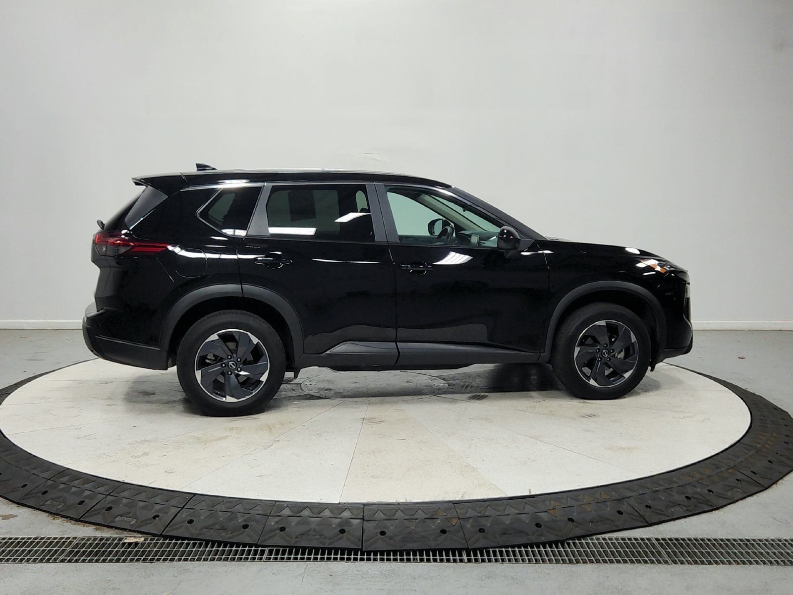 Used 2025 Nissan Rogue SV FWD image 9