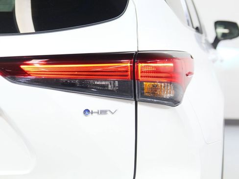 Used 2025 Toyota Highlander Platinum image 15