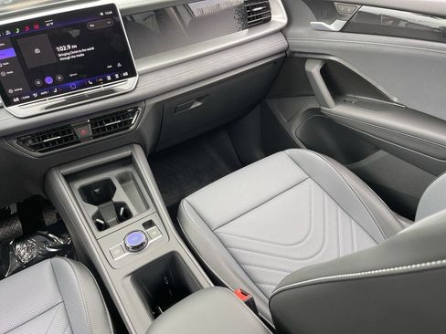 New 2026 Volkswagen Tiguan SE FWD image 12