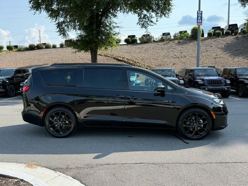 Used 2025 Chrysler Pacifica Limited FWD image 6