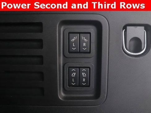 Used 2025 Chevrolet Traverse RS image 33