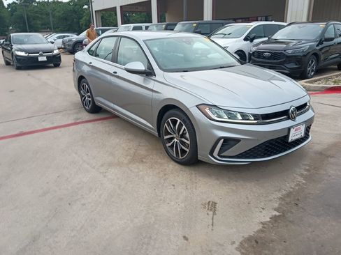 Used 2025 Volkswagen Jetta SE FWD image 6