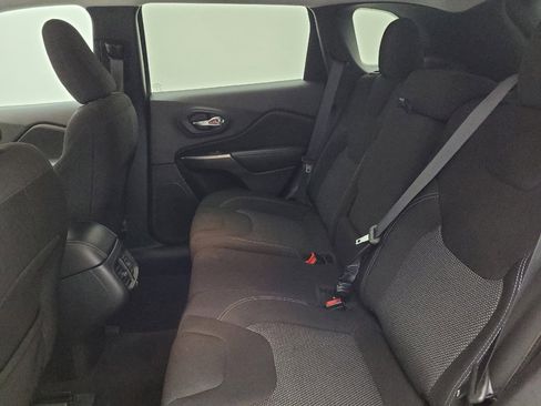 Used 2021 Jeep Cherokee Latitude FWD image 18