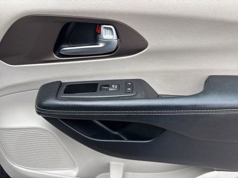 Used 2020 Chrysler Voyager Lxi image 40