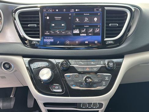 Used 2021 Chrysler Pacifica Touring-L image 15