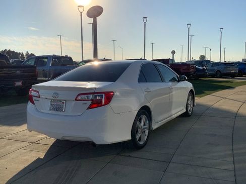 Used 2014 Toyota Camry SE image 4