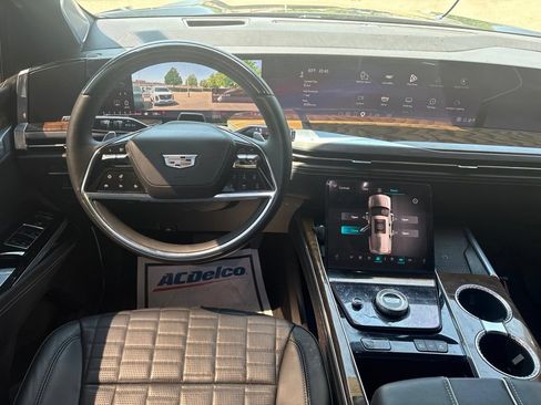 Used 2025 Cadillac Escalade ESV Sport Platinum w/ LPO, ONYX Package AWD/4WD image 12