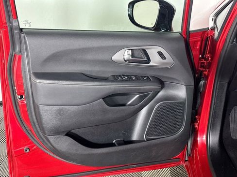 Used 2025 Chrysler Pacifica Select image 10