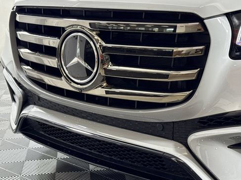 Used 2024 Mercedes-Benz GLS 580 4MATIC image 9