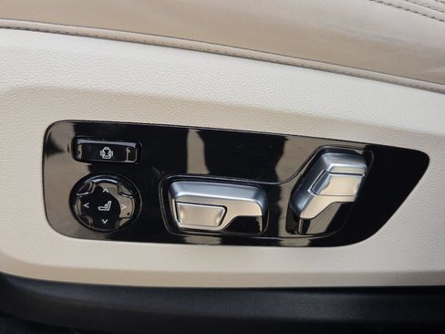 Used 2022 BMW X7 xDrive40i w/ M Sport Package AWD/4WD image 12
