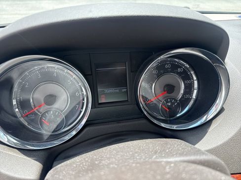 Used 2014 Chrysler Town & Country Touring-L FWD image 8
